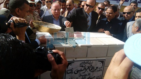 النمنم يشهد وضع حجر