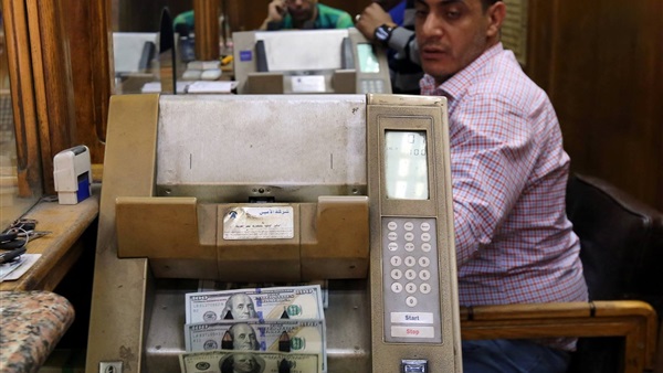 الدولار يسجل 15.74