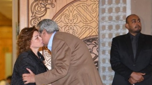إلهام شاهين تصل عزاء