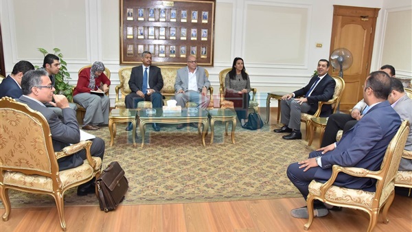 محافظ أسيوط يبحث