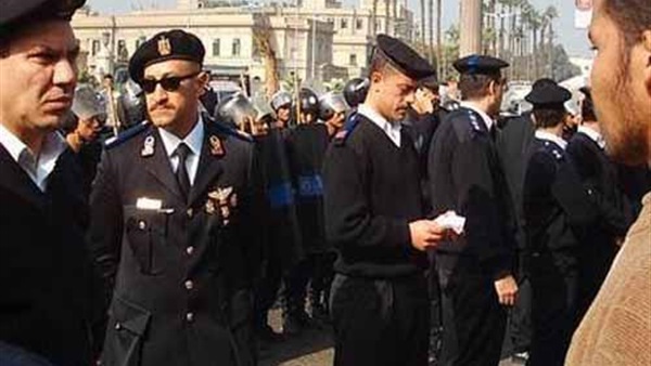 رجال الشرطة بالزى