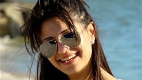 الفنانة الشابة منه