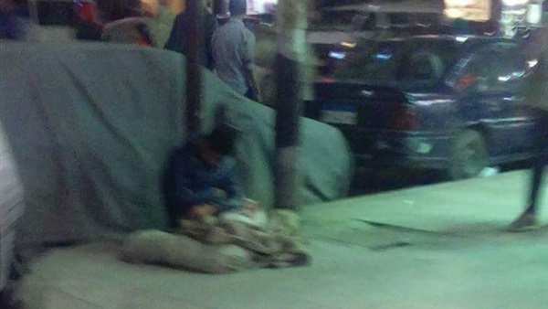 طفل يتقاسم طعامه
