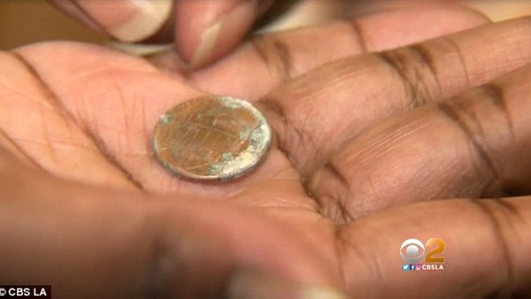 طفل يعيش بعملة معدنية