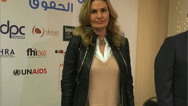 الفنانة يسرا