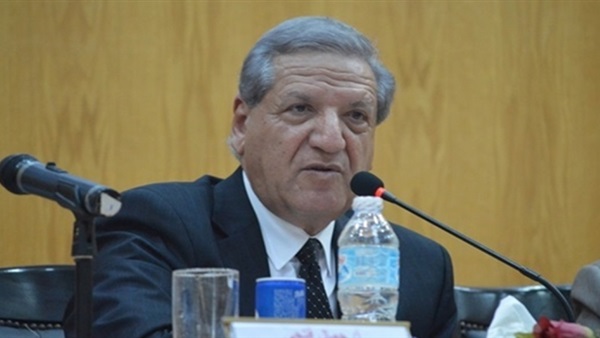 أستاذ الاقتصاد بجامعة