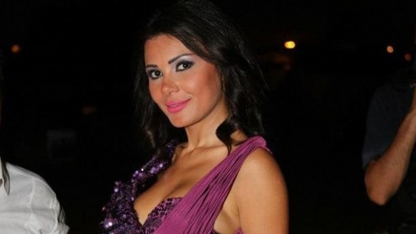 الفنانة منى ممدوح