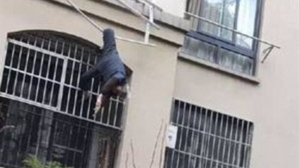 تسعيني ينجو من الموت