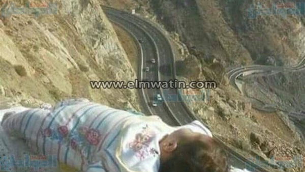 ترك طفلهم أعلى سور