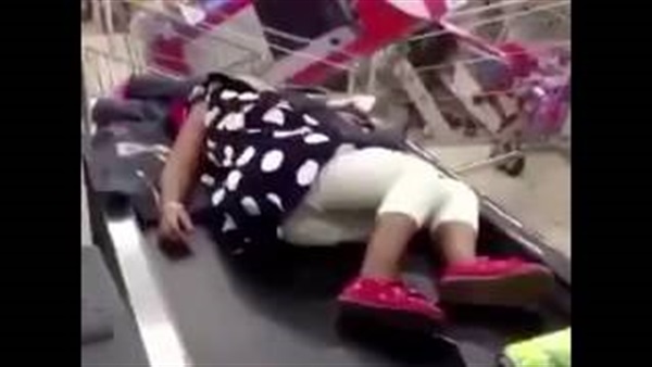 أم تترك طفلتها نائمة