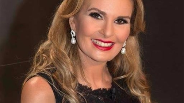 الفنانة يسرا