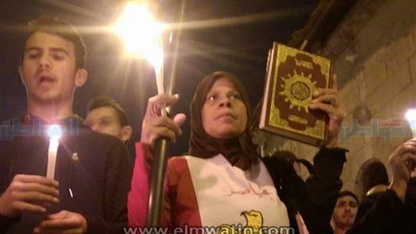 امرأة أمام الكنيسة