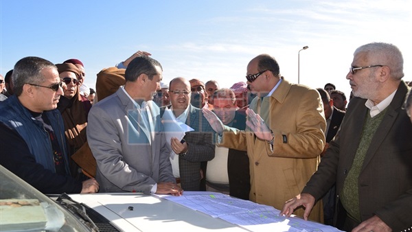 محافظ مطروح يسلم