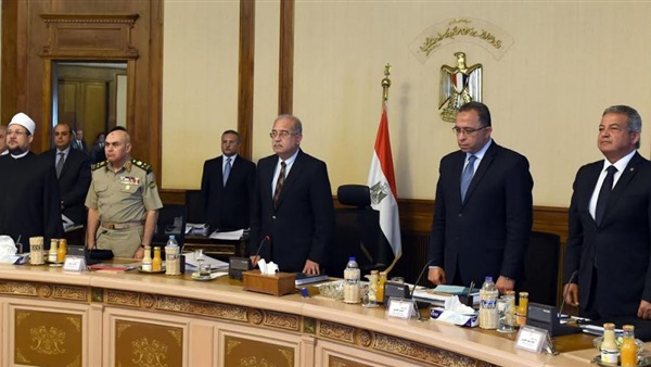رئيس الوزراء يقف