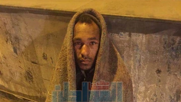 شاب عشريني يقيم أعلى