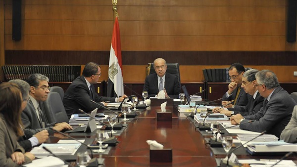 اسماعيل يجتمع بالوزراء