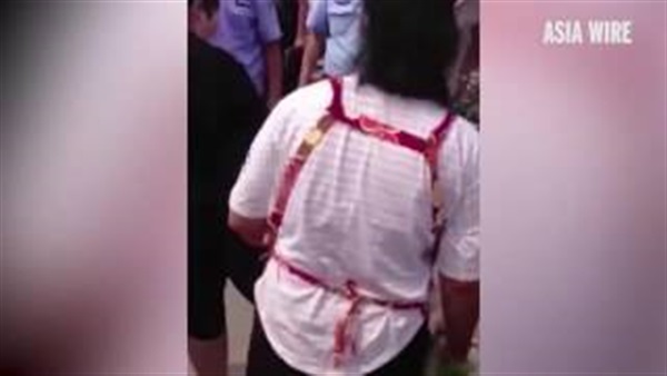 امرأة تهاجم عشيقة