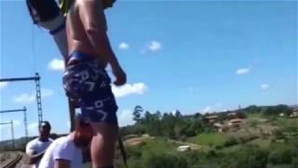 رجل يقفز من أعلى