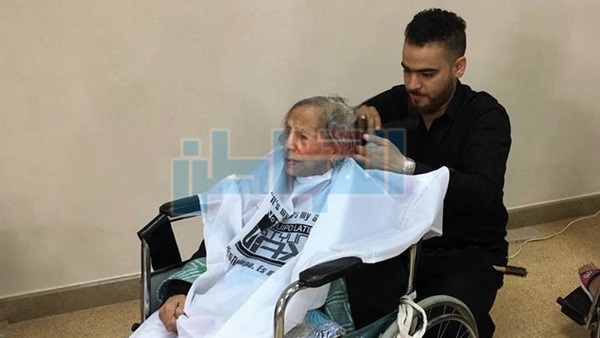 مصففي شعر يرسمون