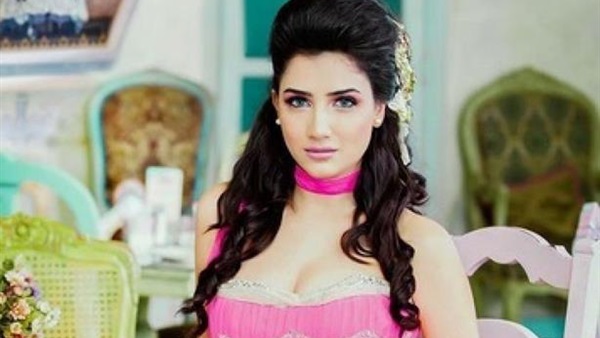 الفنانة الشابة مي
