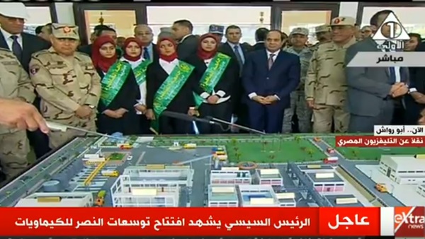 السيسي يستمع لشرح