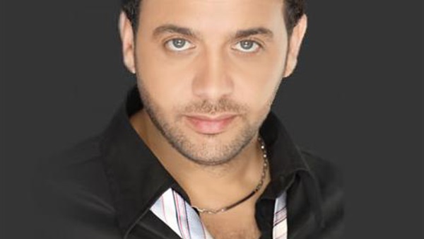 الفنان مصطفى قمر