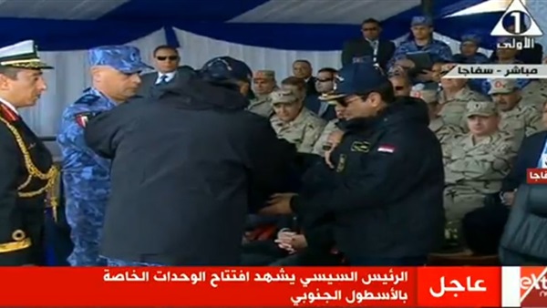 السيسي يتسلم هدية
