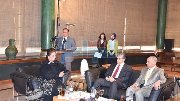 توقيع عقود إنشاء