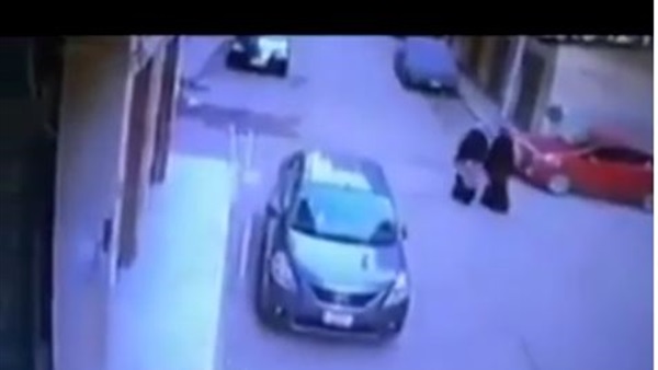 سيدة تلقي برضيعها