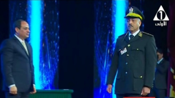 السيسي يكرم عددًا