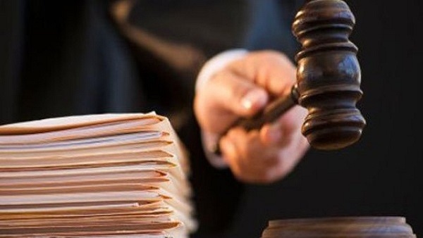 الحبس عامين وكفالة