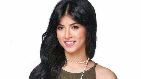 الفنانة كارولين عزمي