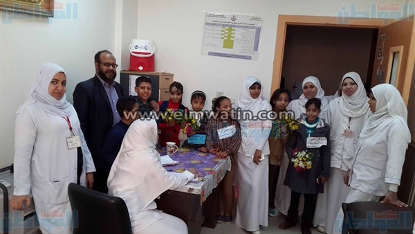 تلاميذ مدرسة يقدمون