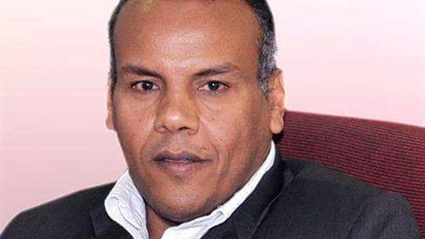 الكاتب الصحفى أبو