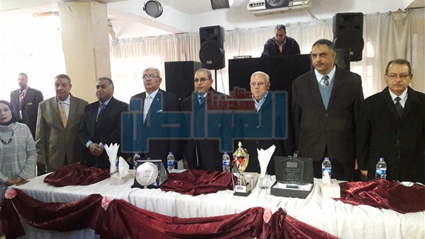 الغضبان يكرم المتفوقين