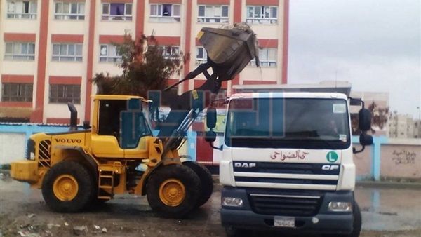 جانب من إزالة مخلفات
