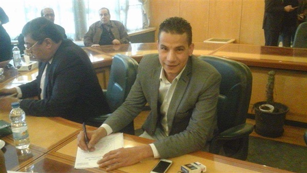 الكاتب الصحفي أيمن