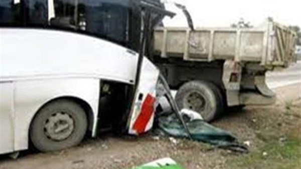 اصطدام أتوبيس بسيارة