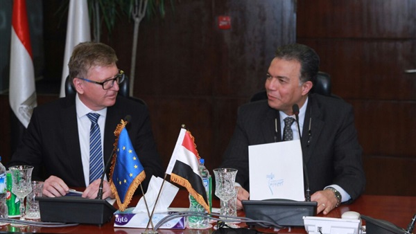 وزير النقل يتناقش