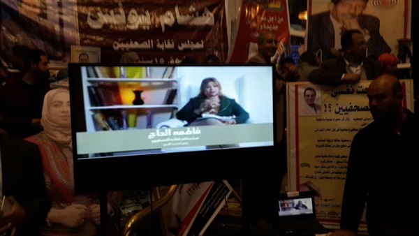 مرشحة تعرض برنامجها