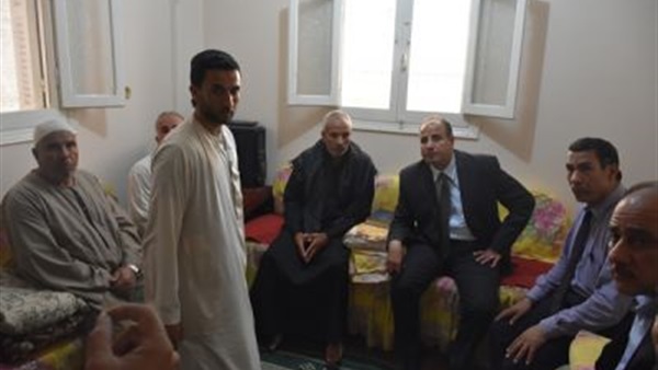 محافظ البحيرة يقدم