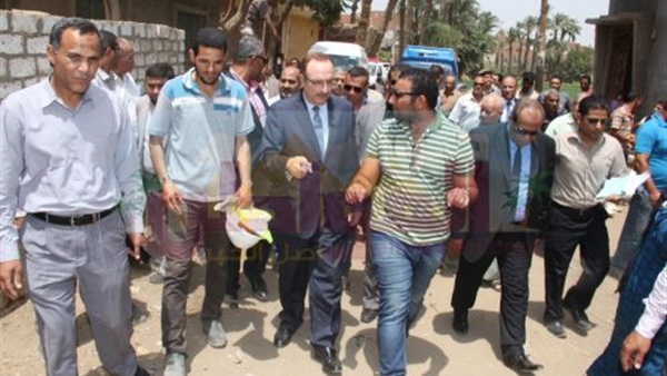 بالصور.. محافظ بني