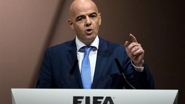 رئيس الفيفا يدافع