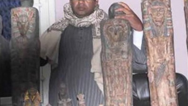 موظف بحوزته قطع أثرية