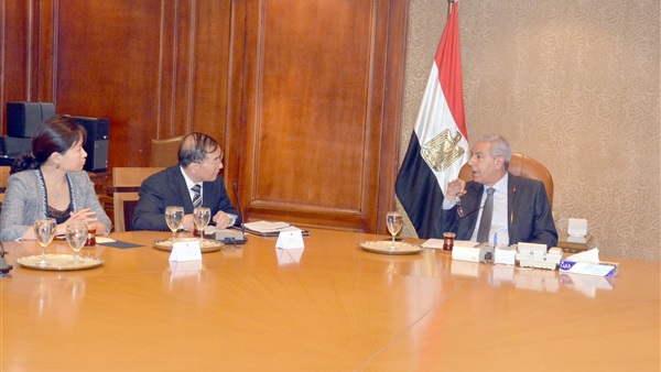 وزير الصناعة خلال