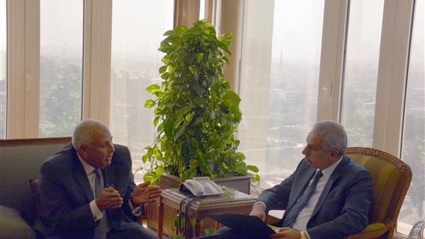 وزير الصناعة خلال