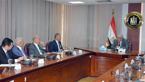 وزير الصناعة خلال