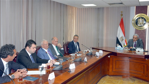 وزير الصناعة خلال