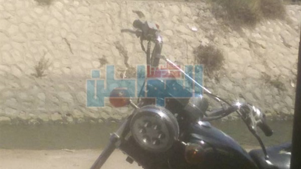 صورًا لشباب يتداولون