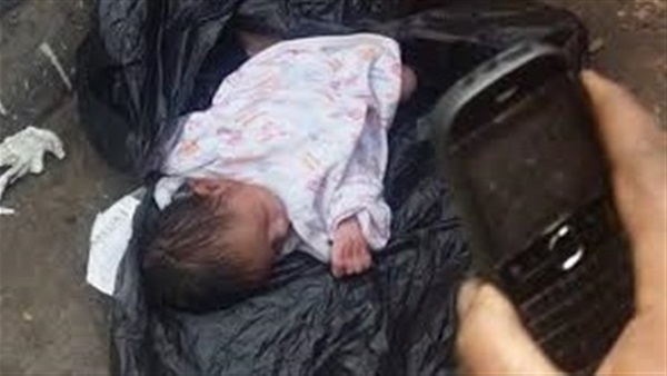 طفله رضيع في “كيس
